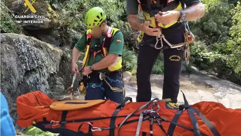 Rescatan a un hombre de 29 años con un pie fracturado tras sufrir un accidente en la Garganta Marta de Valdastillas Rescatan a un hombre de 29 años con un pie fracturado tras sufrir un accidente en la Garganta Marta de Valdastillas