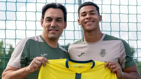 Mouriño: "Puedo cumplir como lateral que es donde me quiere Marcelino" Mouriño: "Puedo cumplir como lateral que es donde me quiere Marcelino"