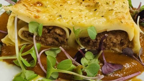 Canelones de ib&eacute;ricos en salsa de tomate