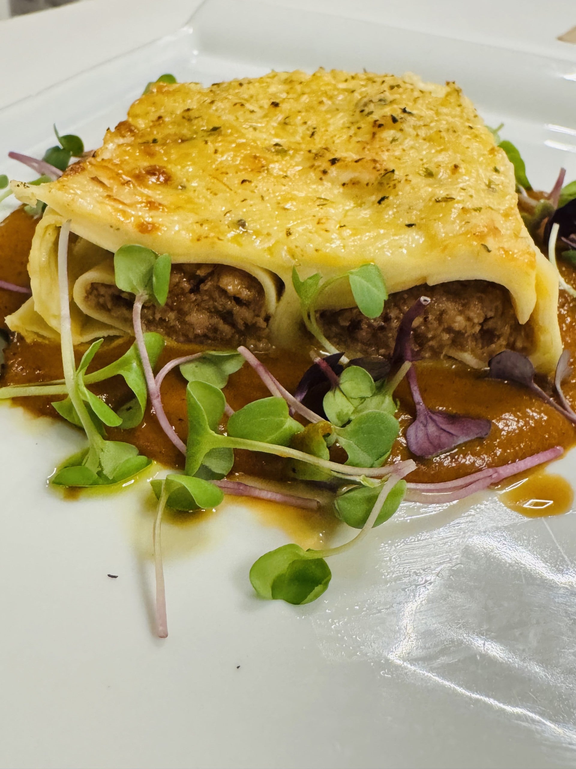 Canelones de ibéricos en salsa de tomate Canelones de ibéricos en salsa de tomate