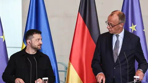 El canciller alemán Friedrich Merz (R) y el presidente ucraniano Volodymyr Zelensky Zelenski dice que espera un alto al fuego de la reunión Trump-Putin del viernes en Alaska