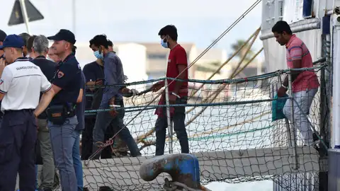 Al menos 20 migrantes fallecen en un naufragio frente a Lampedusa y continúan las labores de búsqueda Al menos 20 migrantes fallecen en un naufragio frente a Lampedusa y continúan las labores de búsqueda