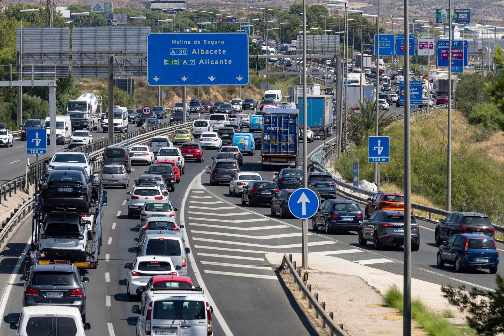 Los españoles cada año viajan menos: el gasto vacacional sube un 17%, pero los salarios solo un 5% Los españoles cada año viajan menos: el gasto vacacional sube un 17%, pero los salarios solo un 5%