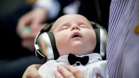 Pediatras desaconsejan llevar a bebés y niños pequeños a conciertos por riesgo auditivo Pediatras desaconsejan llevar a bebés y niños pequeños a conciertos por riesgo auditivo