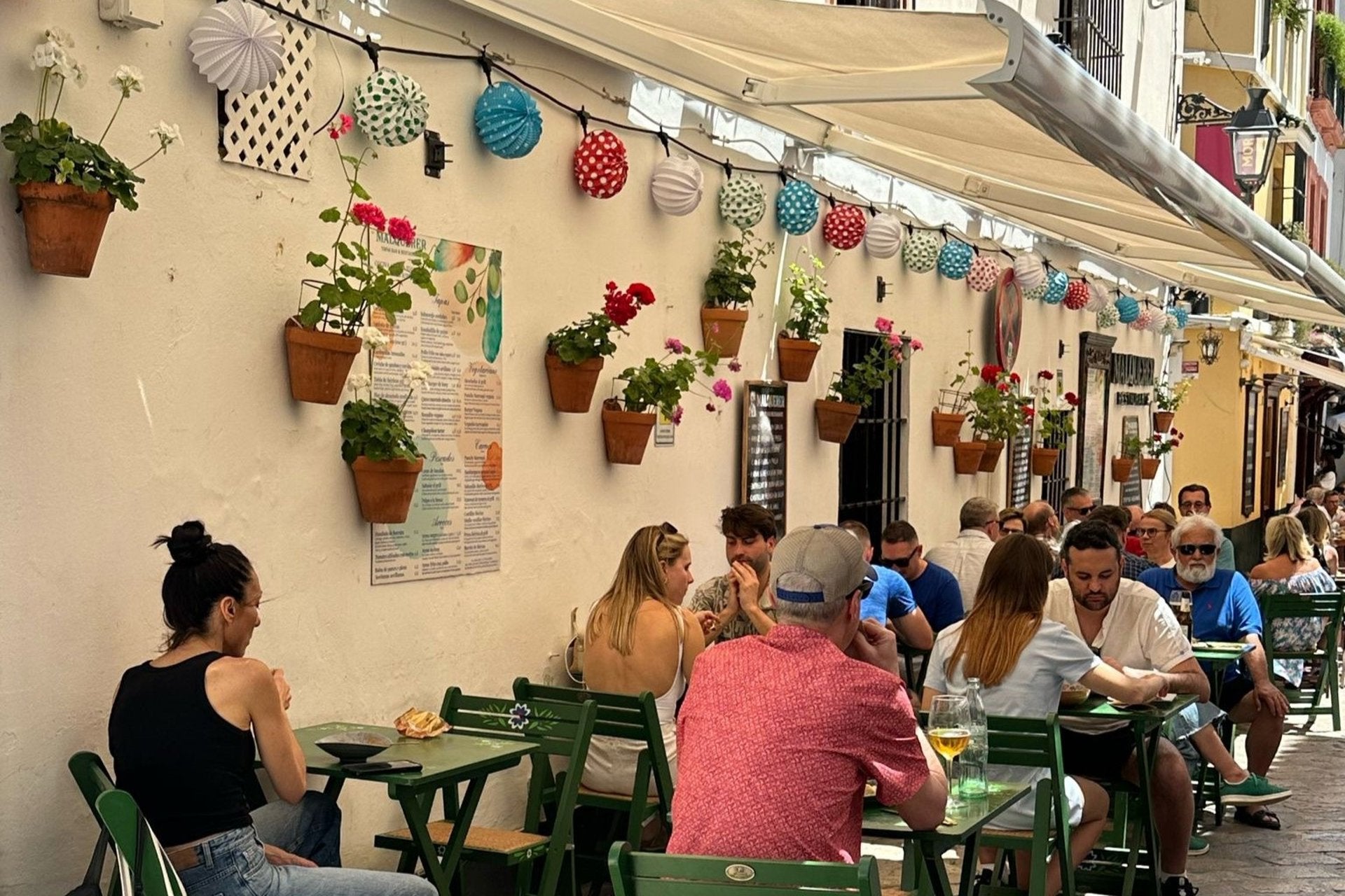 Hosteleros de Santa Cruz presentan alegaciones ante la retirada de azulejos y el Ayuntamiento dice que se mantendrán Hosteleros de Santa Cruz presentan alegaciones ante la retirada de azulejos y el Ayuntamiento dice que se mantendrán
