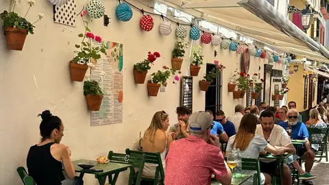 Hosteleros de Santa Cruz presentan alegaciones ante la retirada de azulejos y el Ayuntamiento dice que se mantendrán Hosteleros de Santa Cruz presentan alegaciones ante la retirada de azulejos y el Ayuntamiento dice que se mantendrán