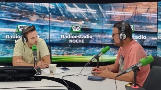 Miguel Gal&aacute;n (d) en los estudios de Onda Cero 