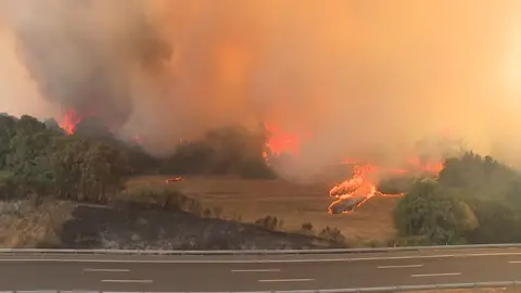 Las llamas obligan a cortar la circulación en la autovía A-52 por los incendios entre Zamora y Ourense Las llamas obligan a cortar la circulación en la autovía A-52 por los incendios entre Zamora y Ourense