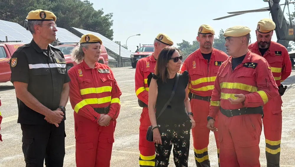 Margarita Robles junto con el general jefe de la UME Margarita Robles junto con el general jefe de la UME