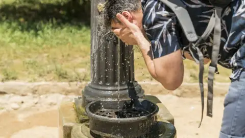 El calor no da tregua: se alcanzarán los 44 grados en puntos del este y sur peninsular El calor no da tregua: se alcanzarán los 44 grados en puntos del este y sur peninsular