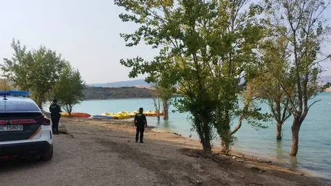 Agentes de la Guardia Civil en la zona del pantano de Alloz (Navarra) Agentes de la Guardia Civil en la zona del pantano de Alloz (Navarra)
