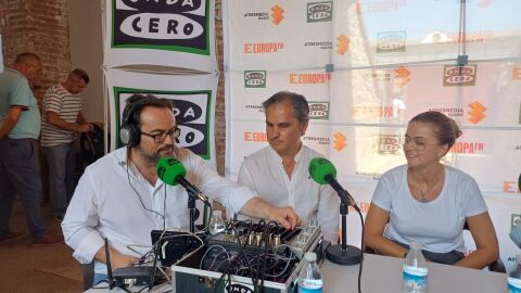 El empresario Nacho Lloret y la concejala Mar Sánchez, junto a Javier Ruiz, presentador de "Hasta la bola" El empresario Nacho Lloret y la concejala Mar Sánchez, junto a Javier Ruiz, presentador de "Hasta la bola"