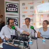 El empresario Nacho Lloret y la concejala Mar Sánchez, junto a Javier Ruiz, presentador de "Hasta la bola"