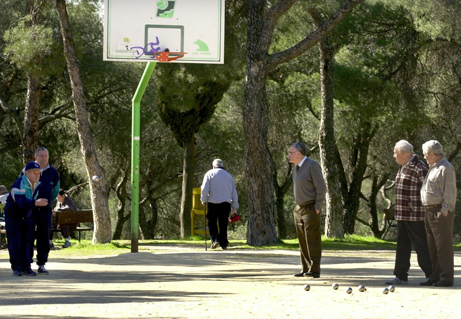 León, Lugo, Ourense o Zamora ya presentan la misma cantidad de pensionistas que de cotizantes León, Lugo, Ourense o Zamora ya presentan la misma cantidad de pensionistas que de cotizantes