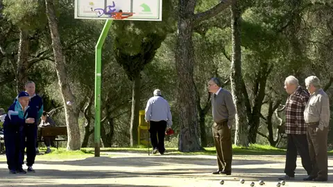León, Lugo, Ourense o Zamora ya presentan la misma cantidad de pensionistas que de cotizantes León, Lugo, Ourense o Zamora ya presentan la misma cantidad de pensionistas que de cotizantes