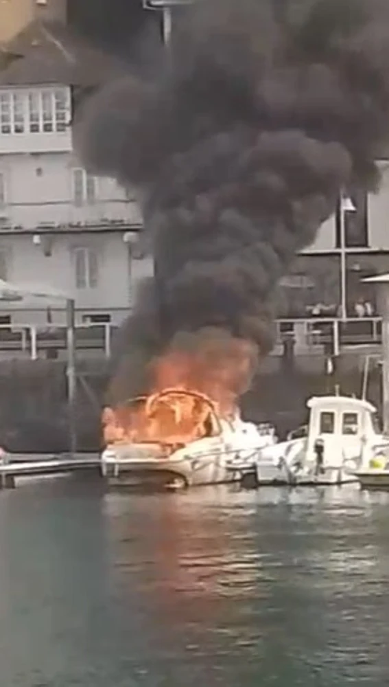 Una embarcación deportiva se incendia en el puerto de Luarca. Una embarcación deportiva se incendia en el puerto de Luarca.