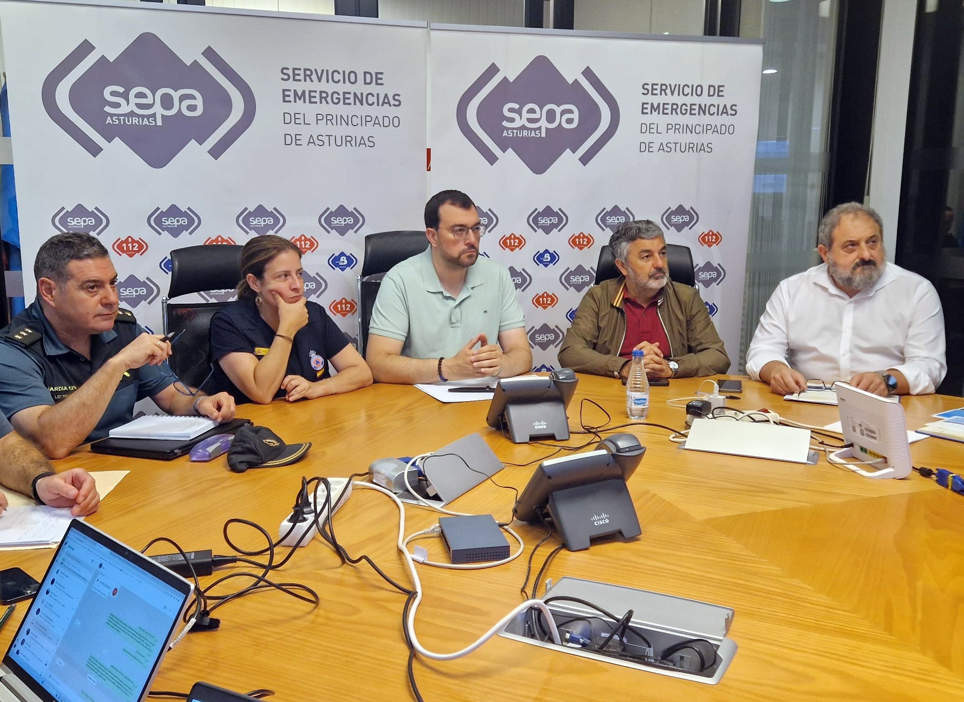 Adrián Barbón: "La climatología abre hoy una ventana de oportunidad para poder controlar los incendios" Adrián Barbón: "La climatología abre hoy una ventana de oportunidad para poder controlar los incendios"