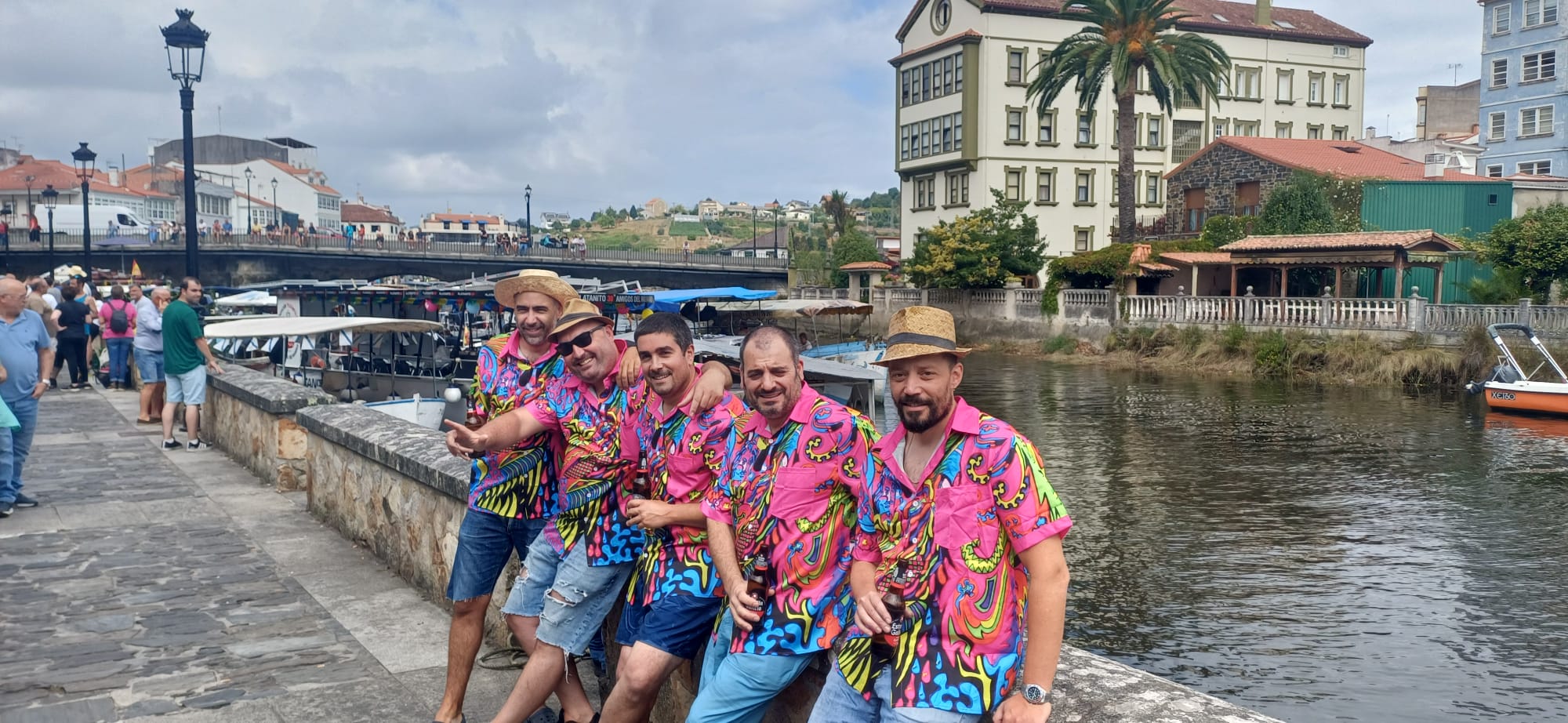 Ambientazo en Betanzos en la celebración de la primera gira de Os Caneiros Ambientazo en Betanzos en la celebración de la primera gira de Os Caneiros