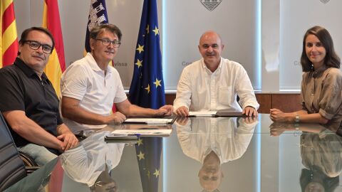 Momento de la firma del convenio con Jos&eacute; Javier Mar&iacute; Noguera, segundo por la izquierda