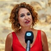 La vicepresidenta primera del Gobierno y ministra de Hacienda, María Jesús Montero, atiende a los medios en Rota. - FRANCISCO OLMO/EUROPA PRESS