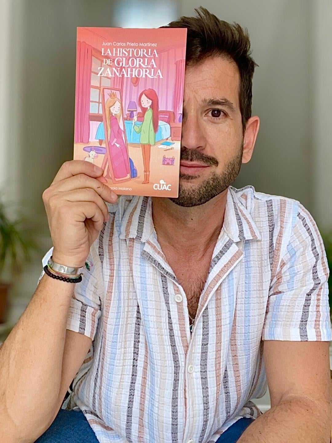 El aspense Juan Carlos Prieto presenta 'La historia de Gloria Zanahoria' El aspense Juan Carlos Prieto presenta 'La historia de Gloria Zanahoria'