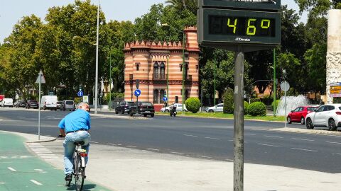 Archivo- Ciclista por las calles de Sevilla en plena ola de calor. - Francisco J. Olmo - Europa Press