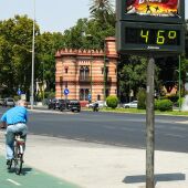 Archivo- Ciclista por las calles de Sevilla en plena ola de calor. - Francisco J. Olmo - Europa Press