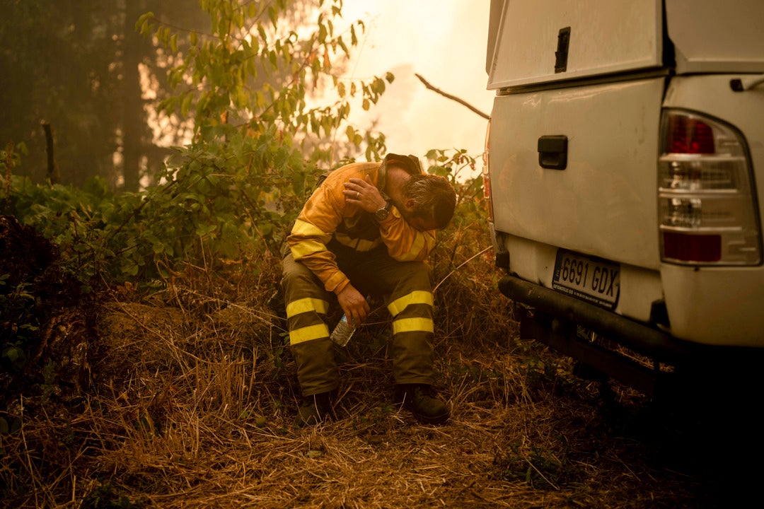 Un bombero muerto en León eleva a cuatro las víctimas mortales de la oleada de incendios Un bombero muerto en León eleva a cuatro las víctimas mortales de la oleada de incendios