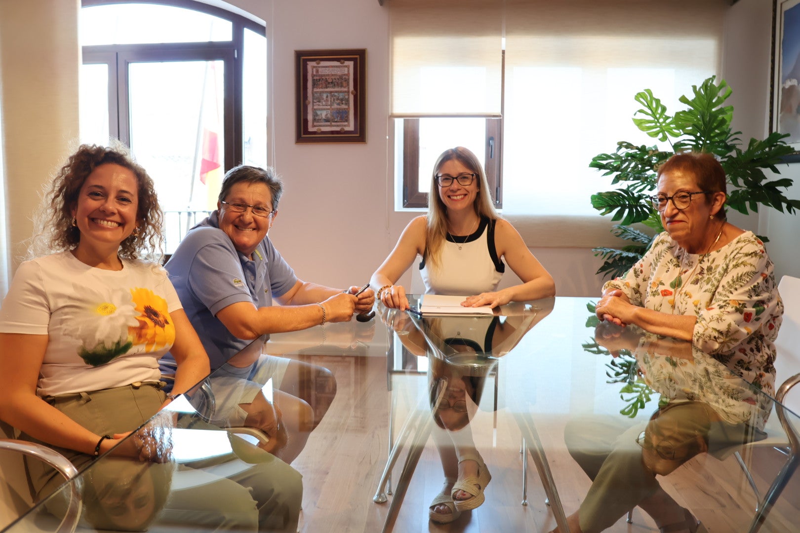 Finestrat firma su primer convenio con AFA Marina Baixa para apoyar a enfermos de Alzheimer y sus familias Finestrat firma su primer convenio con AFA Marina Baixa para apoyar a enfermos de Alzheimer y sus familias