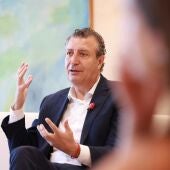 El presidente de la Diputación de Sevilla, Javier Fernández, en su despacho, con ocasión de la entrevista de Europa Press. - ROCÍO RUZ-EUROPA PRESS