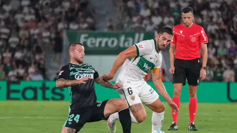El defensa del Elche Pedro Bigas (d) lucha con Aitor Ruibal, del Betis, durante un encuentro correspondiente a la primera jornada de LaLiga EA Sports disputado entre el Elche y el Real Betis en el estadio Martínez Valero. El defensa del Elche Pedro Bigas (d) lucha con Aitor Ruibal, del Betis, durante un encuentro correspondiente a la primera jornada de LaLiga EA Sports disputado entre el Elche y el Real Betis en el estadio Martínez Valero.