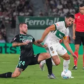 El defensa del Elche Pedro Bigas (d) lucha con Aitor Ruibal, del Betis, durante un encuentro correspondiente a la primera jornada de LaLiga EA Sports disputado entre el Elche y el Real Betis en el estadio Martínez Valero. El defensa del Elche Pedro Bigas (d) lucha con Aitor Ruibal, del Betis, durante un encuentro correspondiente a la primera jornada de LaLiga EA Sports disputado entre el Elche y el Real Betis en el estadio Martínez Valero.
