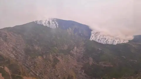 Extinguido el incendio en Camaleño pero continúan los trabajos preventivos en los límites con León y Palencia Extinguido el incendio en Camaleño pero continúan los trabajos preventivos en los límites con León y Palencia