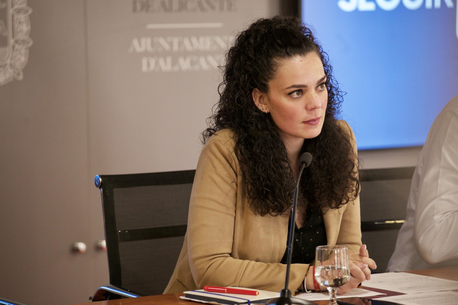 Cutanda: "Es inaceptable que, por razones de tacticismo político, el Gobierno central baje los brazos en la lucha contra el top-manta en Alicante" Cutanda: "Es inaceptable que, por razones de tacticismo político, el Gobierno central baje los brazos en la lucha contra el top-manta en Alicante"