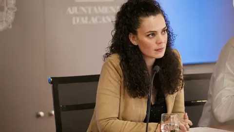 Cristina Cutanda en una intervención del Ayuntamiento de Alicante Cristina Cutanda en una intervención del Ayuntamiento de Alicante