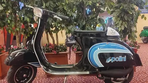 Una de las Vespas en la exposición del Casino La Toja Motor en Más de Uno Pontevedra