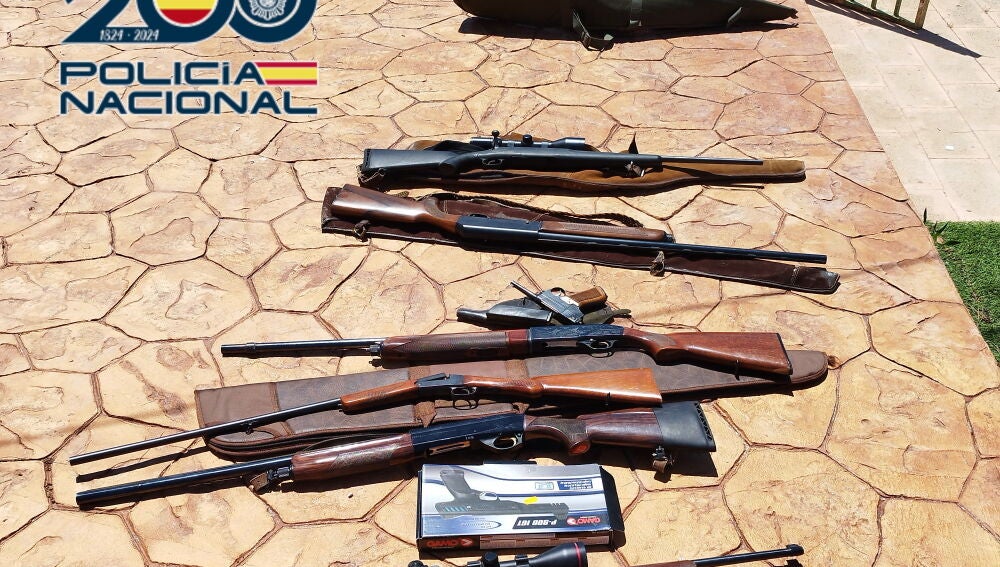 Armas que poseía el detenido por la Policía Nacional en Petrer.