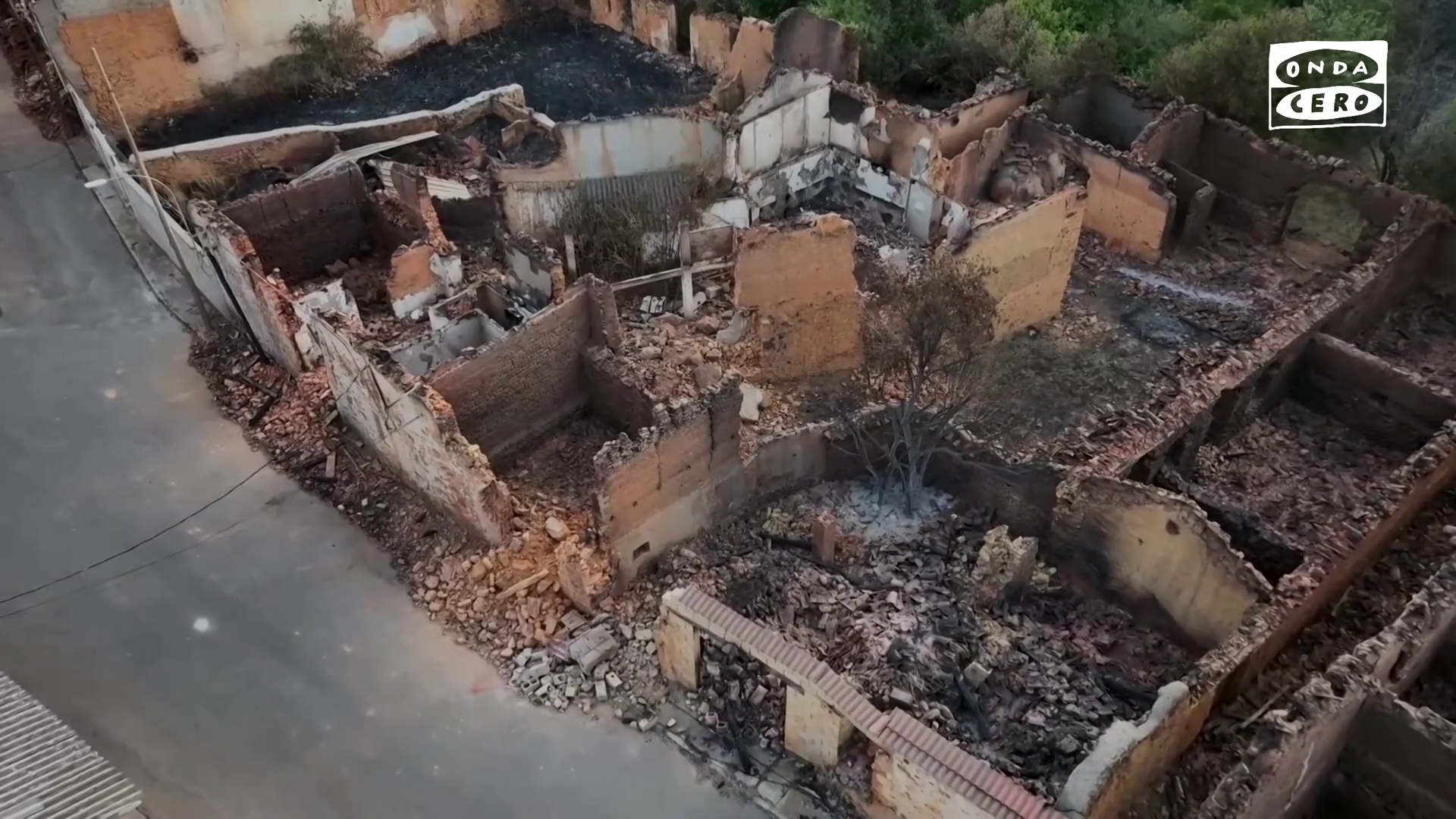 El desgarrador vídeo de un pueblo de León totalmente arrasado por los incendios: "Una impotencia que no se puede explicar" El desgarrador vídeo de un pueblo de León totalmente arrasado por los incendios: "Una impotencia que no se puede explicar"