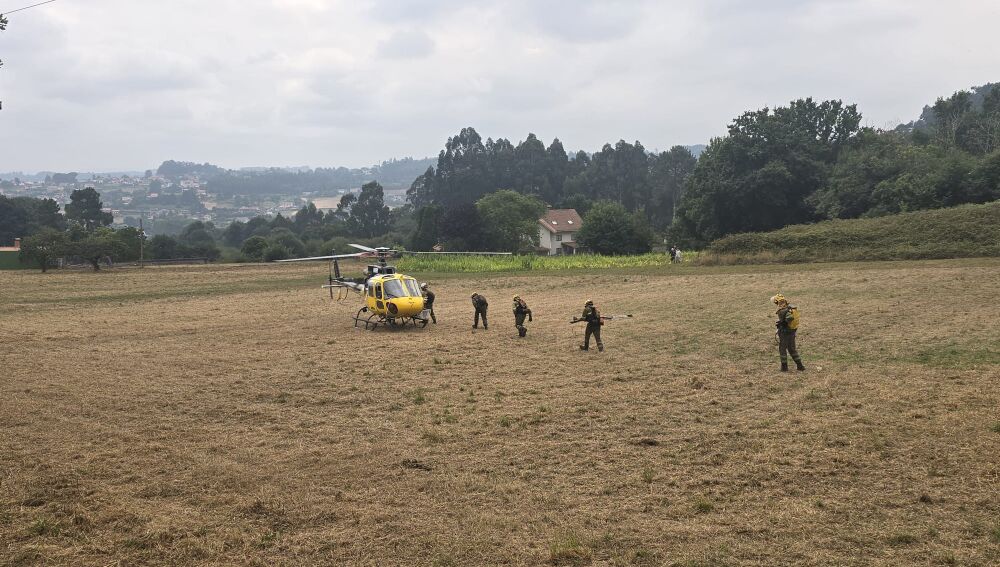 Bomberos, tras controlar el incendio en Cillobre-Culleredo