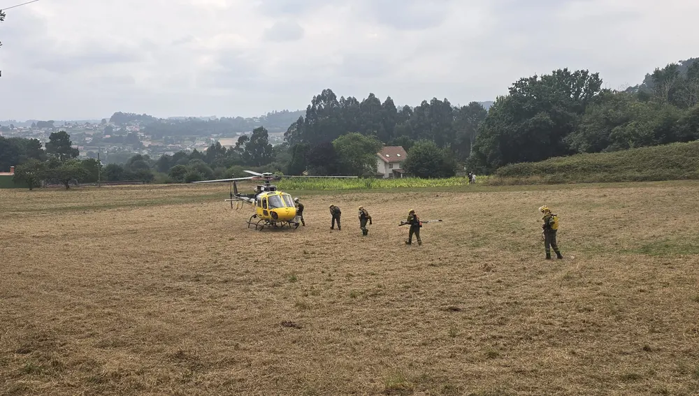 Bomberos, tras controlar el incendio en Cillobre-Culleredo Bomberos, tras controlar el incendio en Cillobre-Culleredo