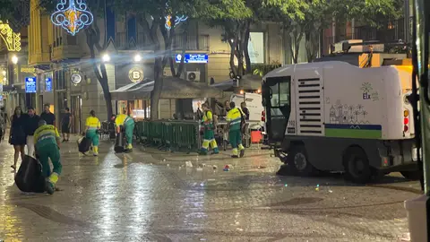 Trabajadores del servicio de limpieza de Elche en la Plaça de Baix durante las fiestas de este año 2025. Trabajadores del servicio de limpieza de Elche en la Plaça de Baix durante las fiestas de este año 2025.