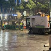 Trabajadores del servicio de limpieza de Elche en la Plaça de Baix durante las fiestas de este año 2025.