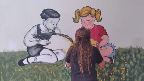 Maite trabajando en los murales