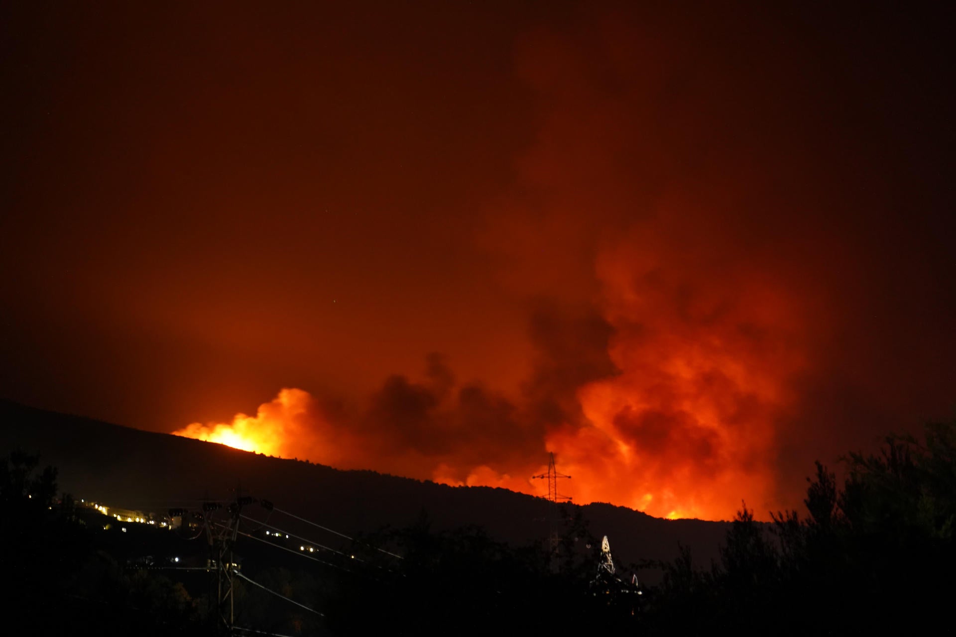 La "impotencia" de un vecino de Hervás (Cáceres) ante los incendios: "Es insólito, no lo hemos visto nunca" La "impotencia" de un vecino de Hervás (Cáceres) ante los incendios: "Es insólito, no lo hemos visto nunca"