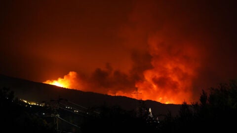 Las llamas en el frente de Jarilla, en la cuerda que divide el Valle del Jerte y el Ambroz