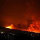 Las llamas en el frente de Jarilla, en la cuerda que divide el Valle del Jerte y el Ambroz