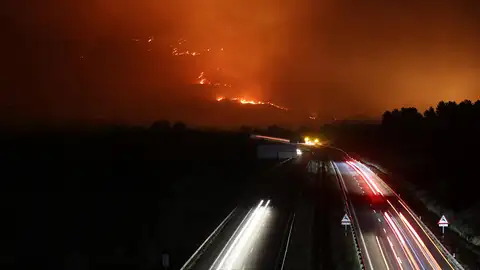 Vista de la A-52 en la madrugada de este domingo, en Orense (Galicia) Vista de la A-52 en la madrugada de este domingo, en Orense (Galicia)