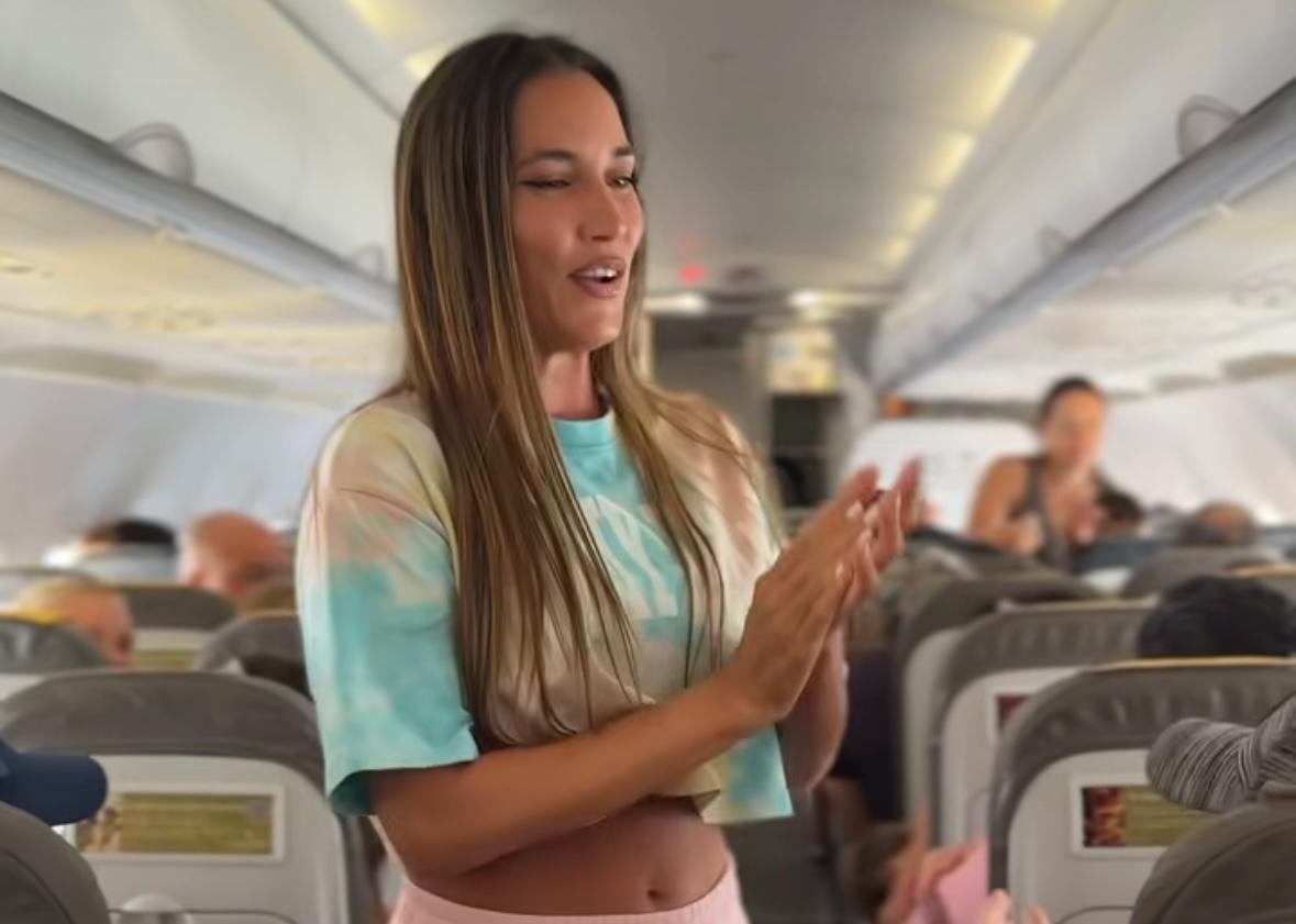 El improvisado concierto de India Martínez en un avión El improvisado concierto de India Martínez en un avión