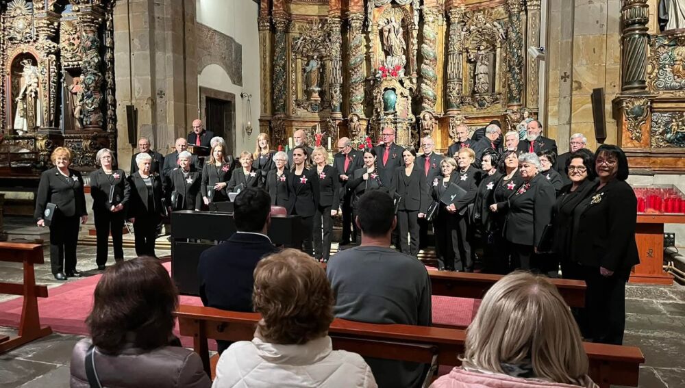 La Coral Villa Blanca de Luarca celebra los 40 años con un concierto y homenajeando a fundadores.