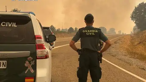 La Guardia Civil auxilia a un vecino durante el operativo por los incendios en la Montaña Palentina .